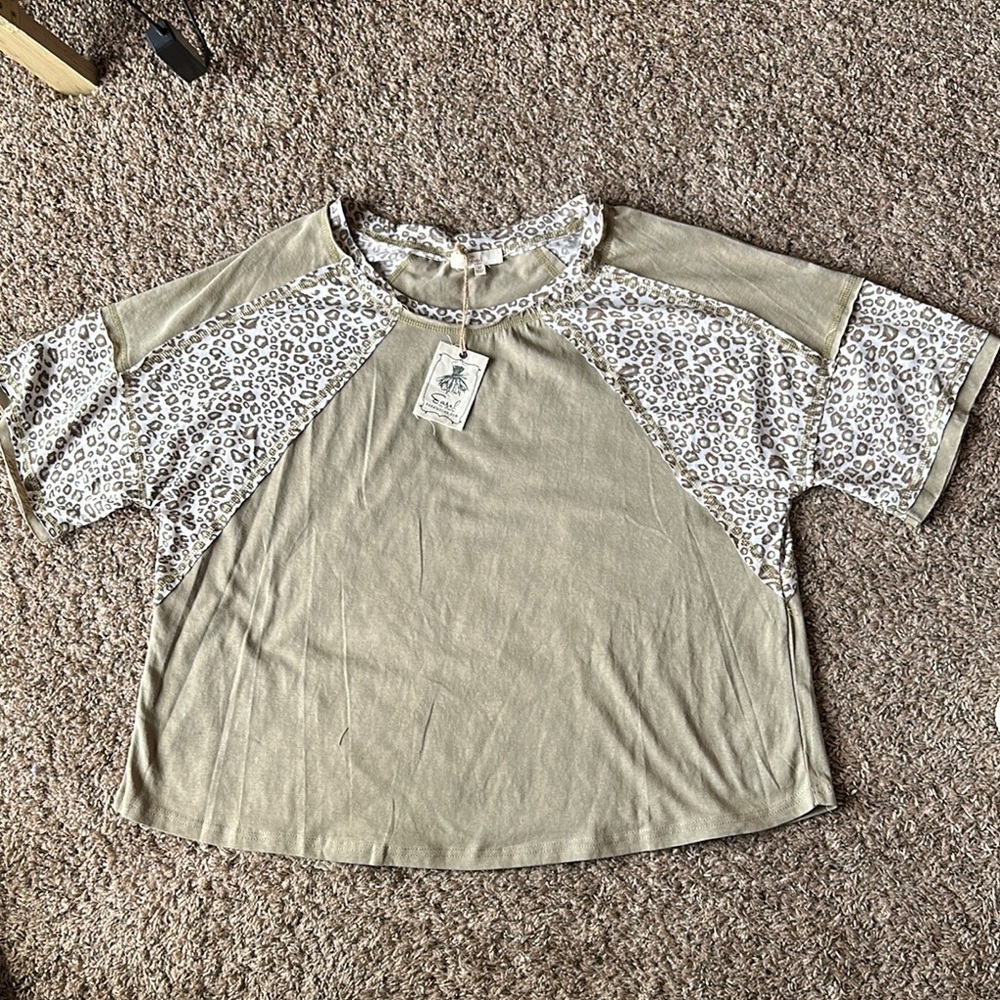 NWT Easel leopard print tee